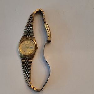 SEIKO Quartz Gold-toned watch with Day & Date